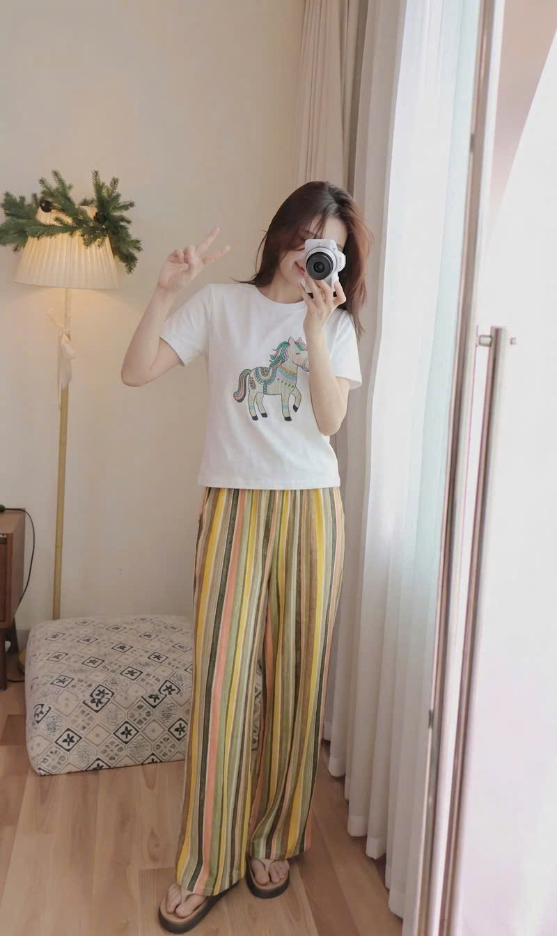 Bộ mặc nhà Beemon người lớn, 3 chi tiết, áo trắng, quần kẻ sọc vàng