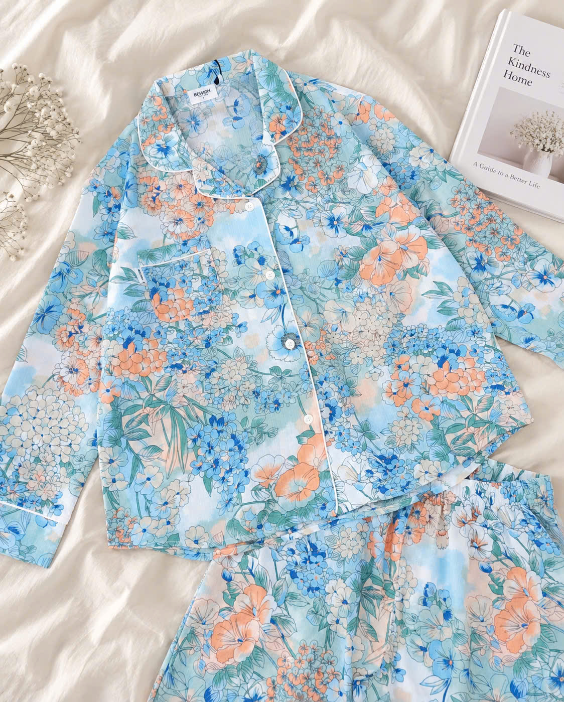 Bộ pijama dài tay Beemon cổ bẻ, họa tiết hoa loang màu nền xanh