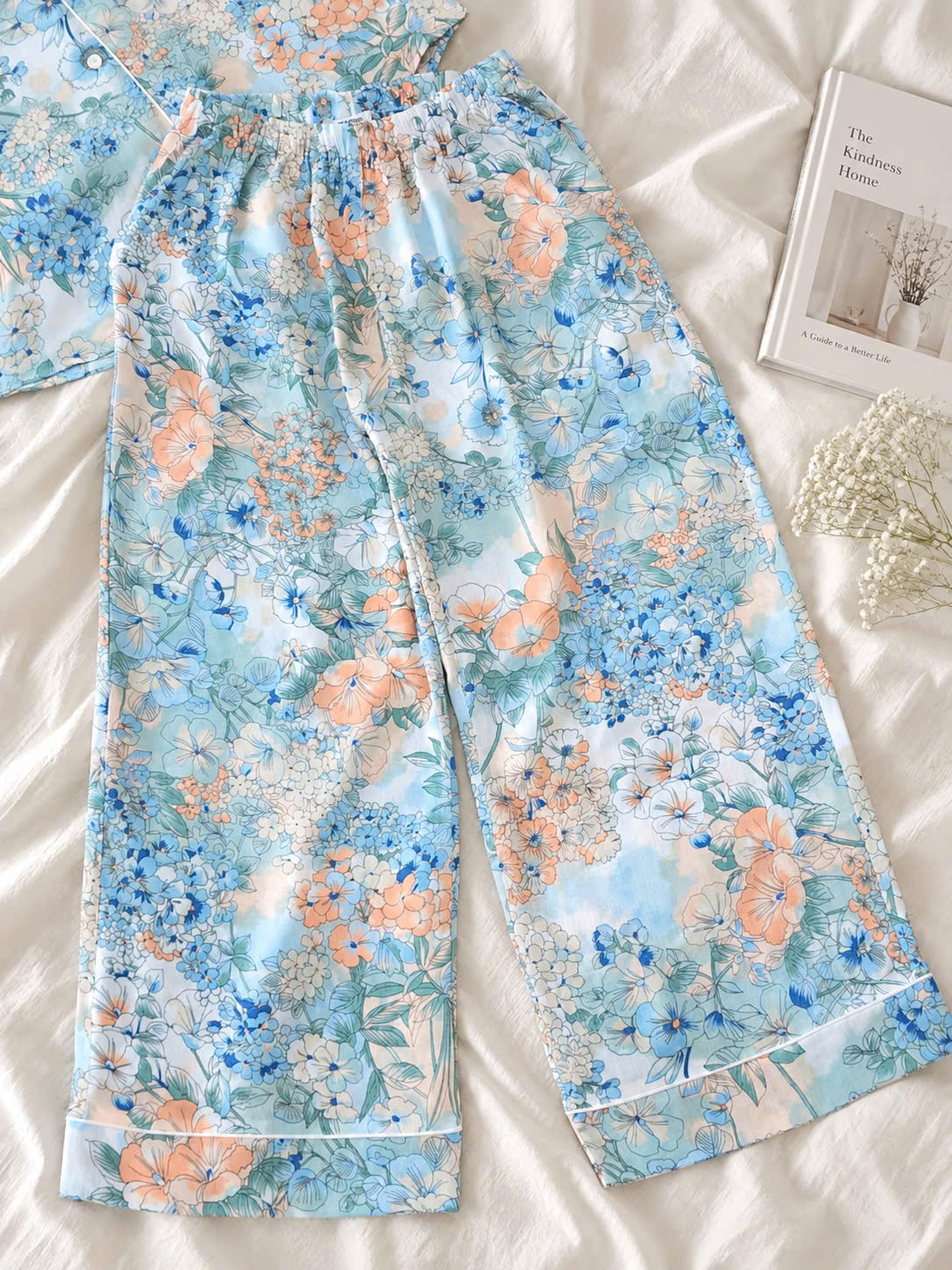 Bộ pijama dài tay Beemon cổ bẻ, họa tiết hoa loang màu nền xanh