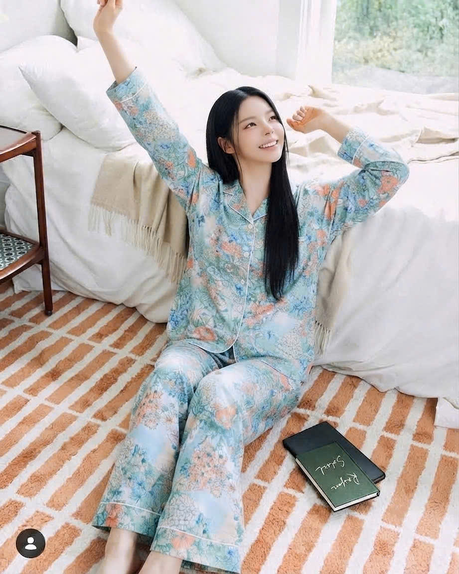 Bộ pijama dài tay Beemon cổ bẻ, họa tiết hoa loang màu nền xanh