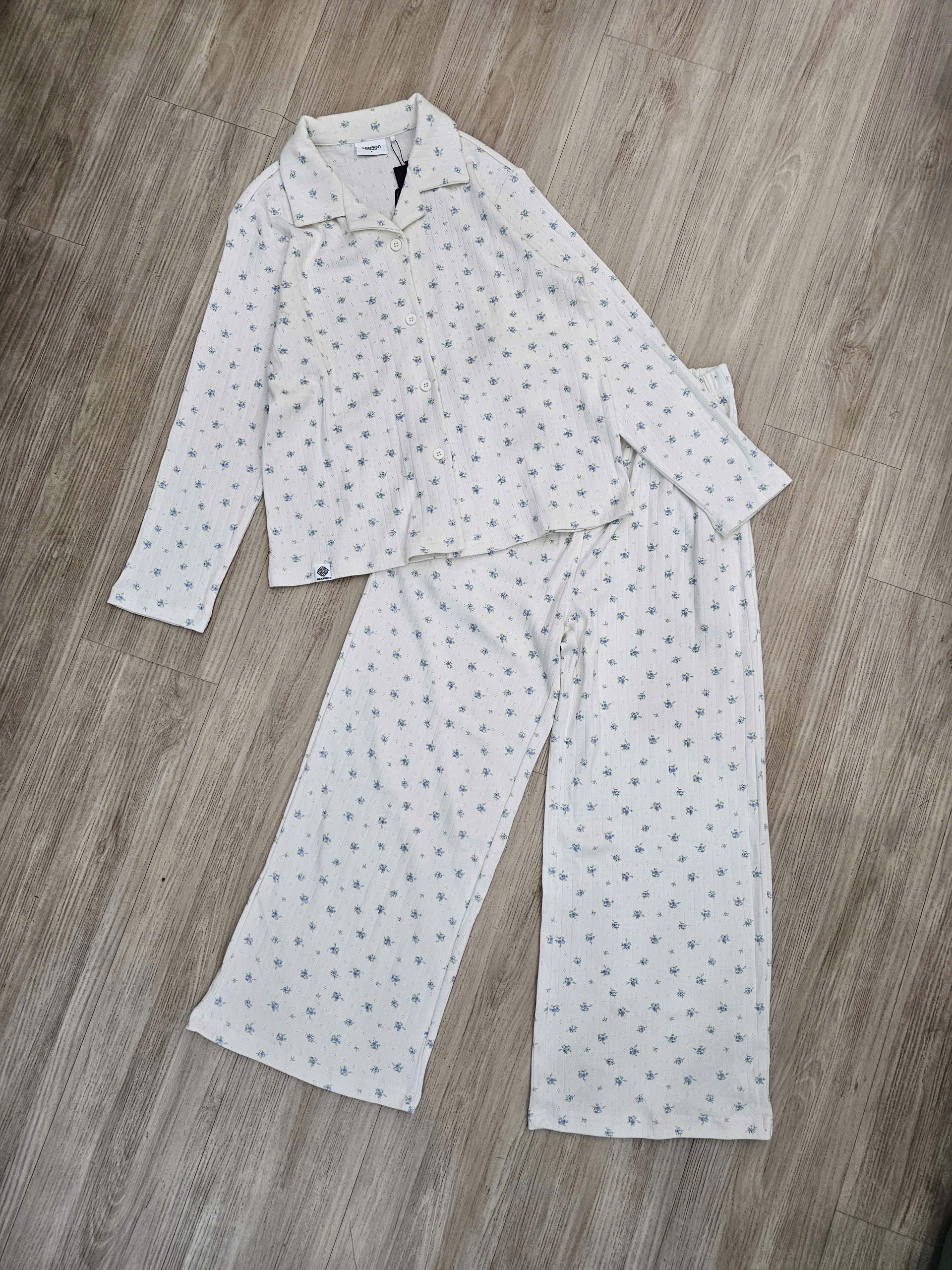 Bộ pijama hoa nhí xanh nền trắng bemoon