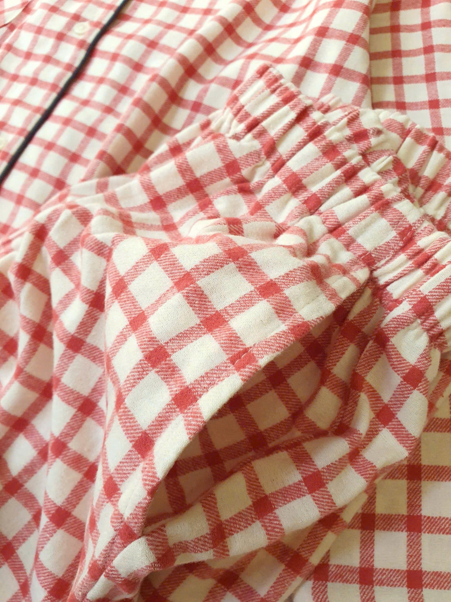Bộ pijama kẻ caro đỏ, họa tiết gấu panda