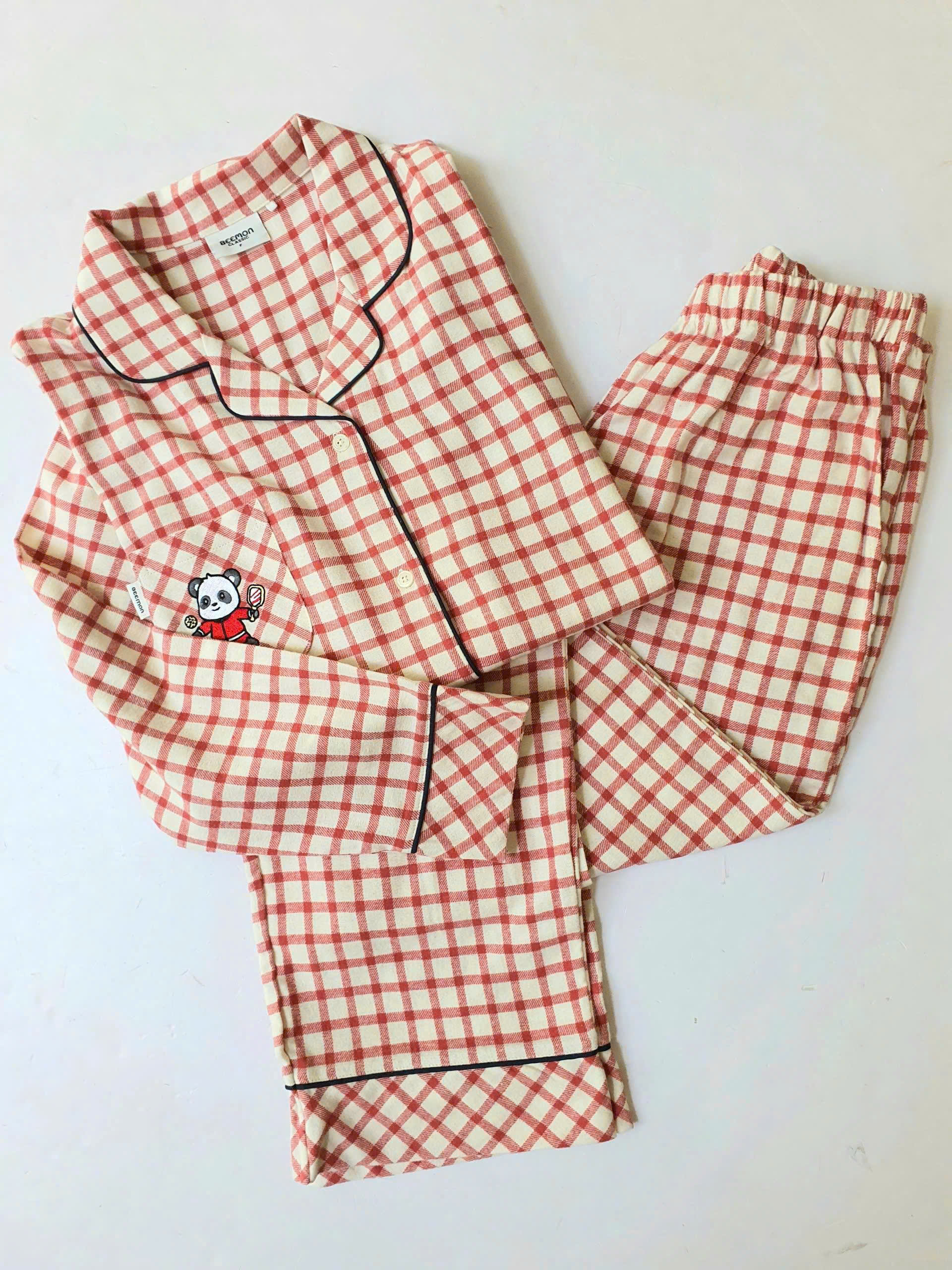 Bộ pijama kẻ caro đỏ, họa tiết gấu panda