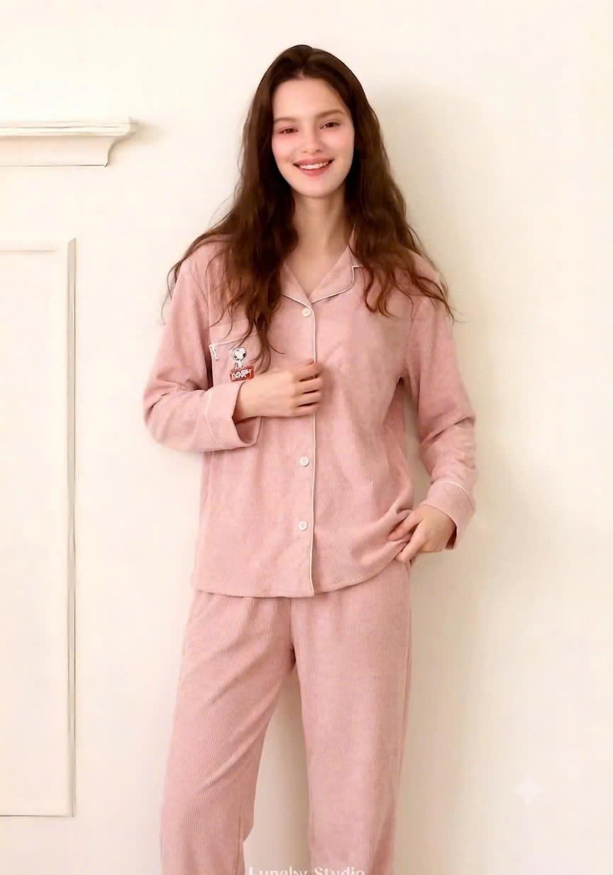 Bộ pijama nhung, gấu snoopy có túi trước ngực cổ V
