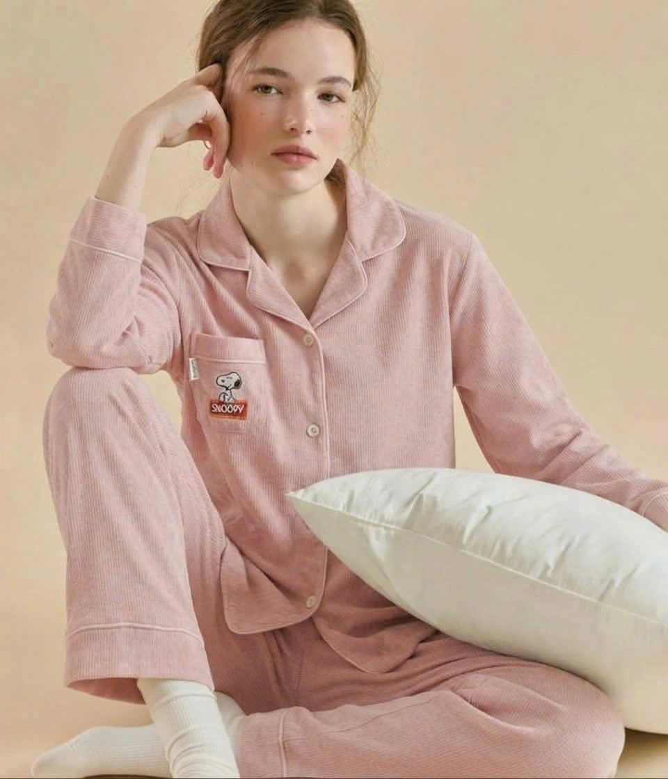 Bộ pijama nhung, gấu snoopy có túi trước ngực cổ V