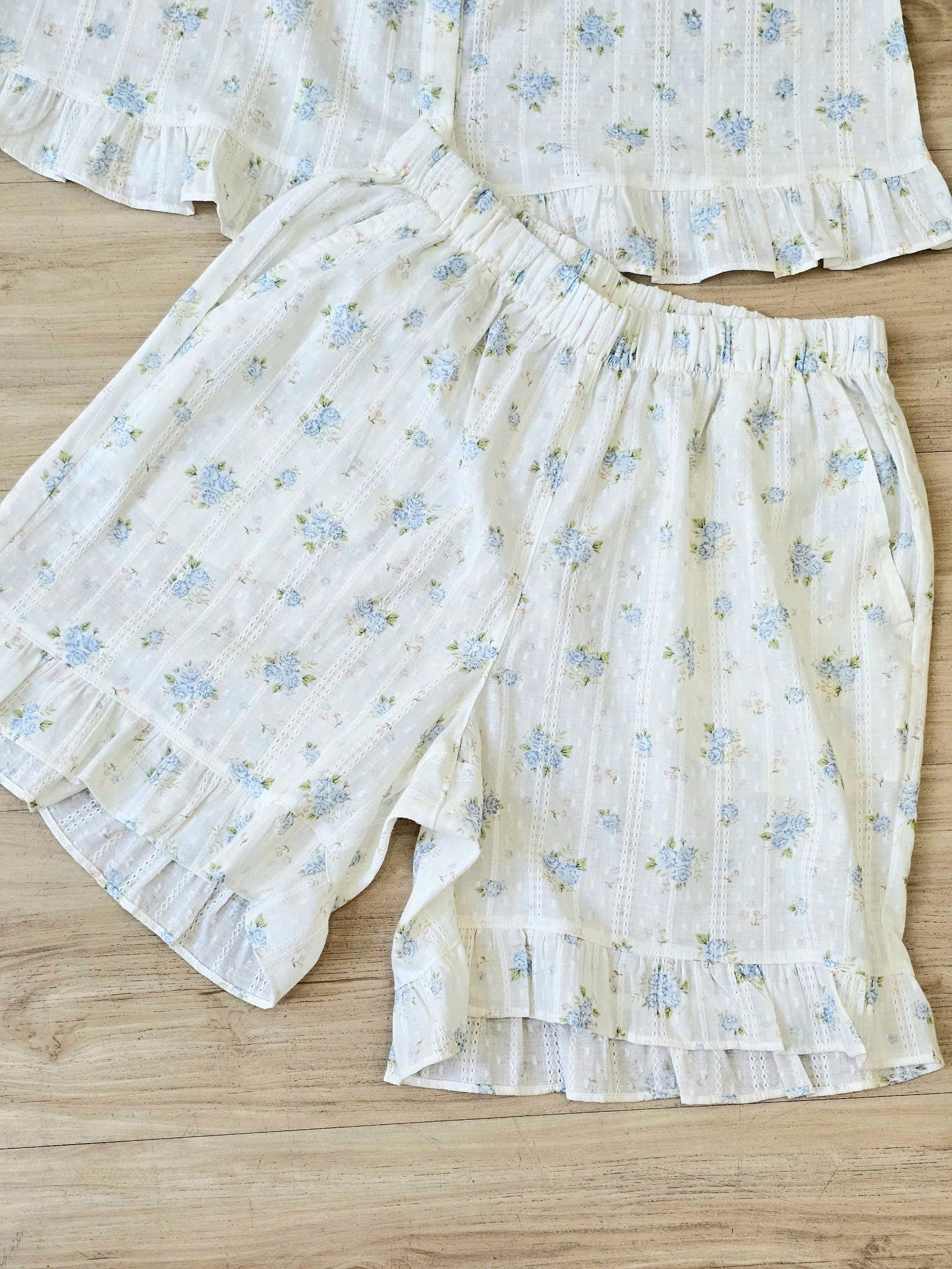 Bộ pijama thô cotton, quần cộc, họa tiết hoa nhí
