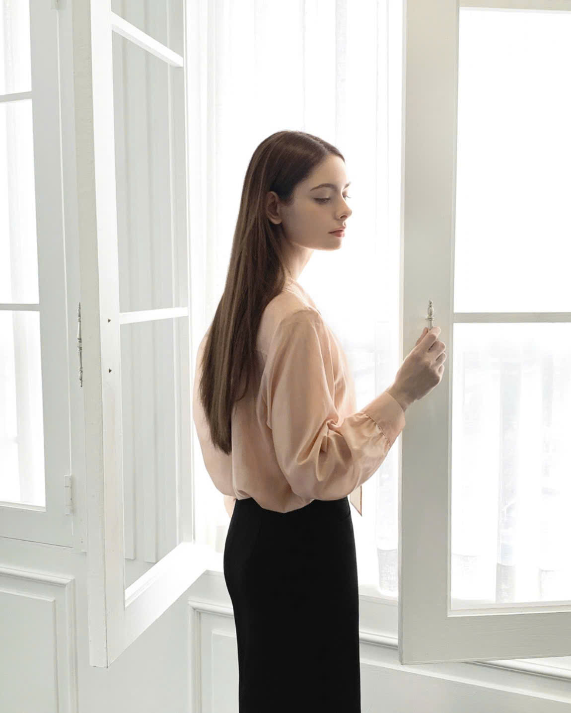 Chân váy midi chữ H, xẻ trước, cạp chun ẩn, 2 màu