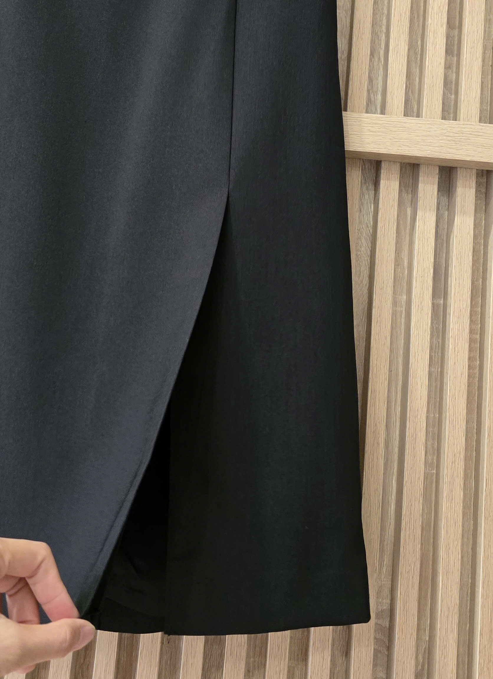 Chân váy midi dáng A, xẻ lệch, cạp may đai liền