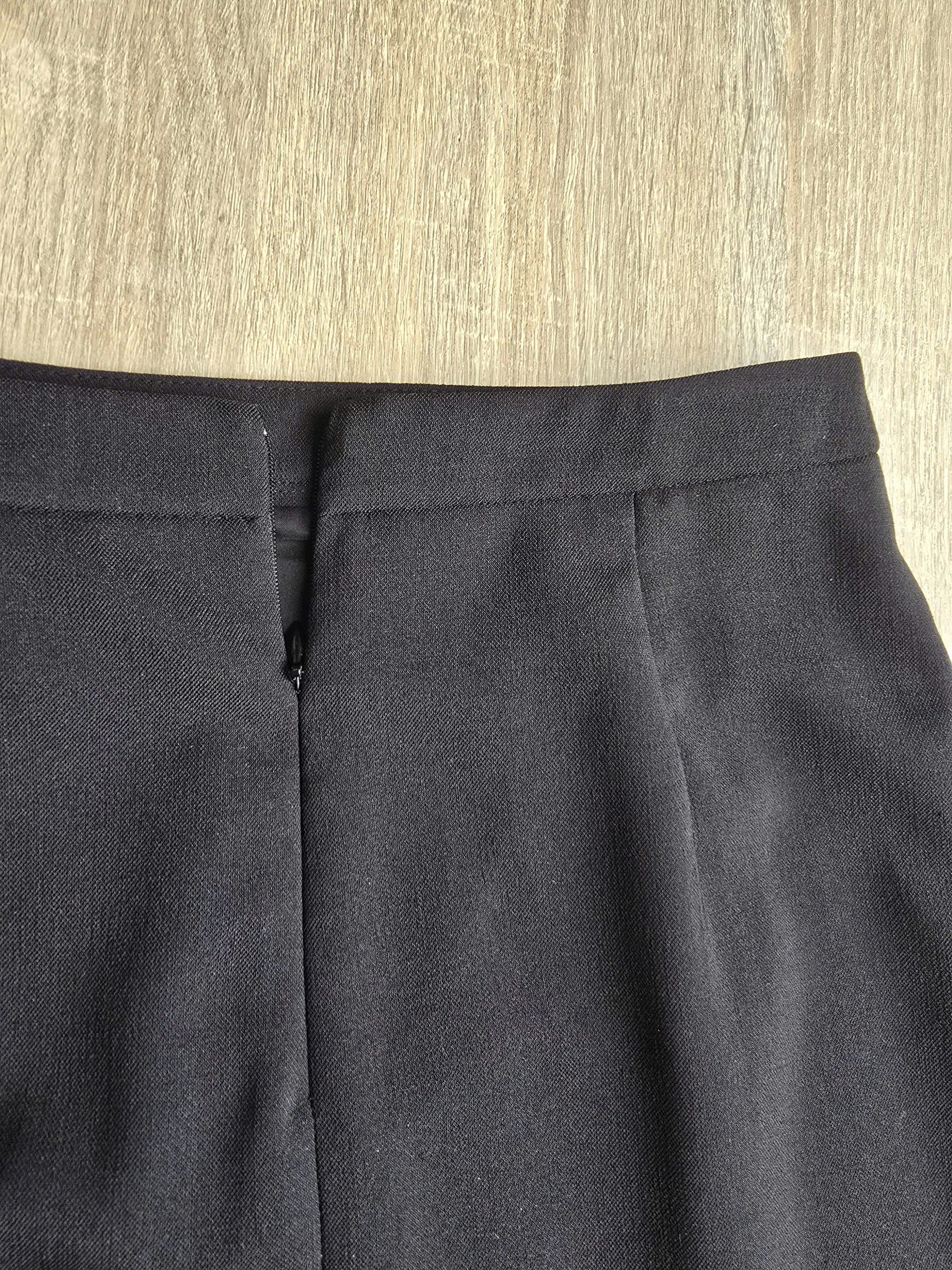 Chân váy midi dáng A, xẻ lệch, cạp may đai liền