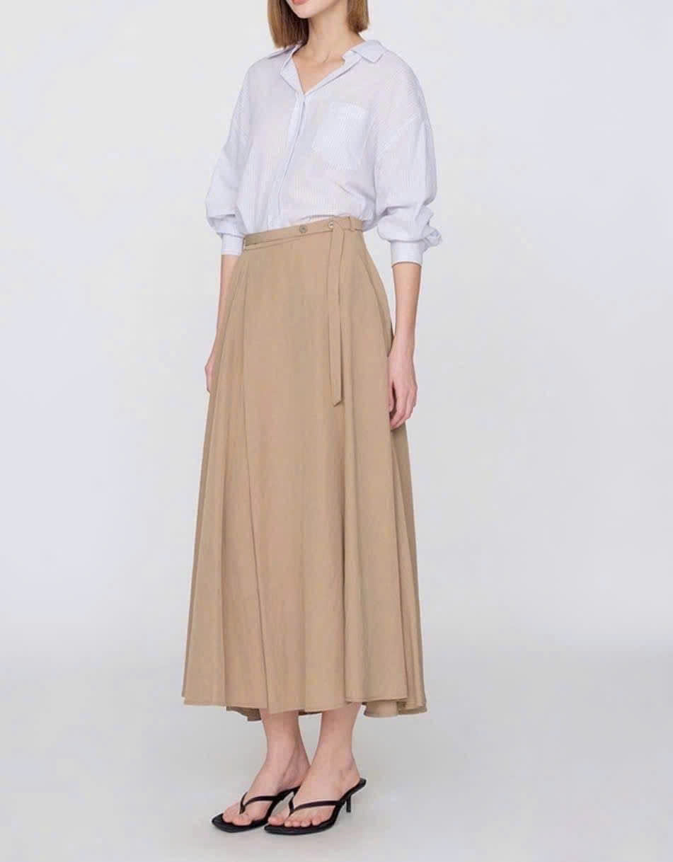 Chân váy midi, vải lụa rayon, dáng xòe, đính cúc hông, dây đai eo
