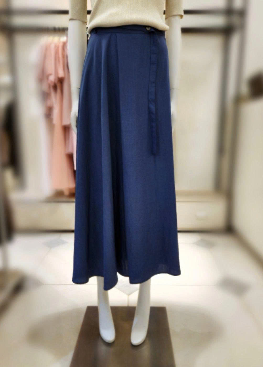 Chân váy midi, vải lụa rayon, dáng xòe, đính cúc hông, dây đai eo
