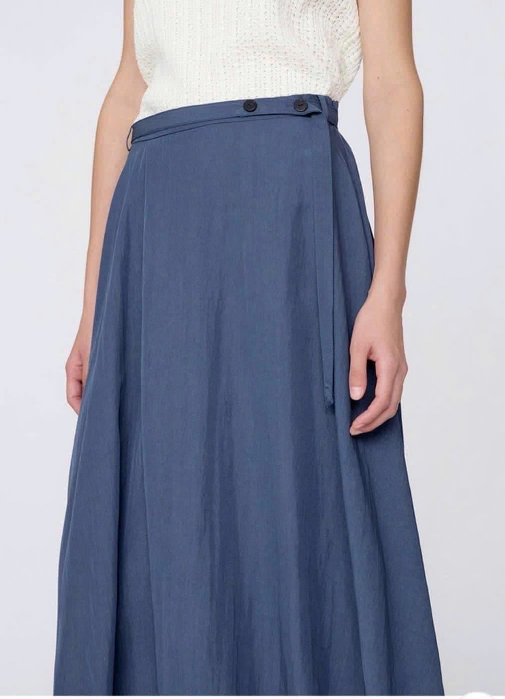 Chân váy midi, vải lụa rayon, dáng xòe, đính cúc hông, dây đai eo