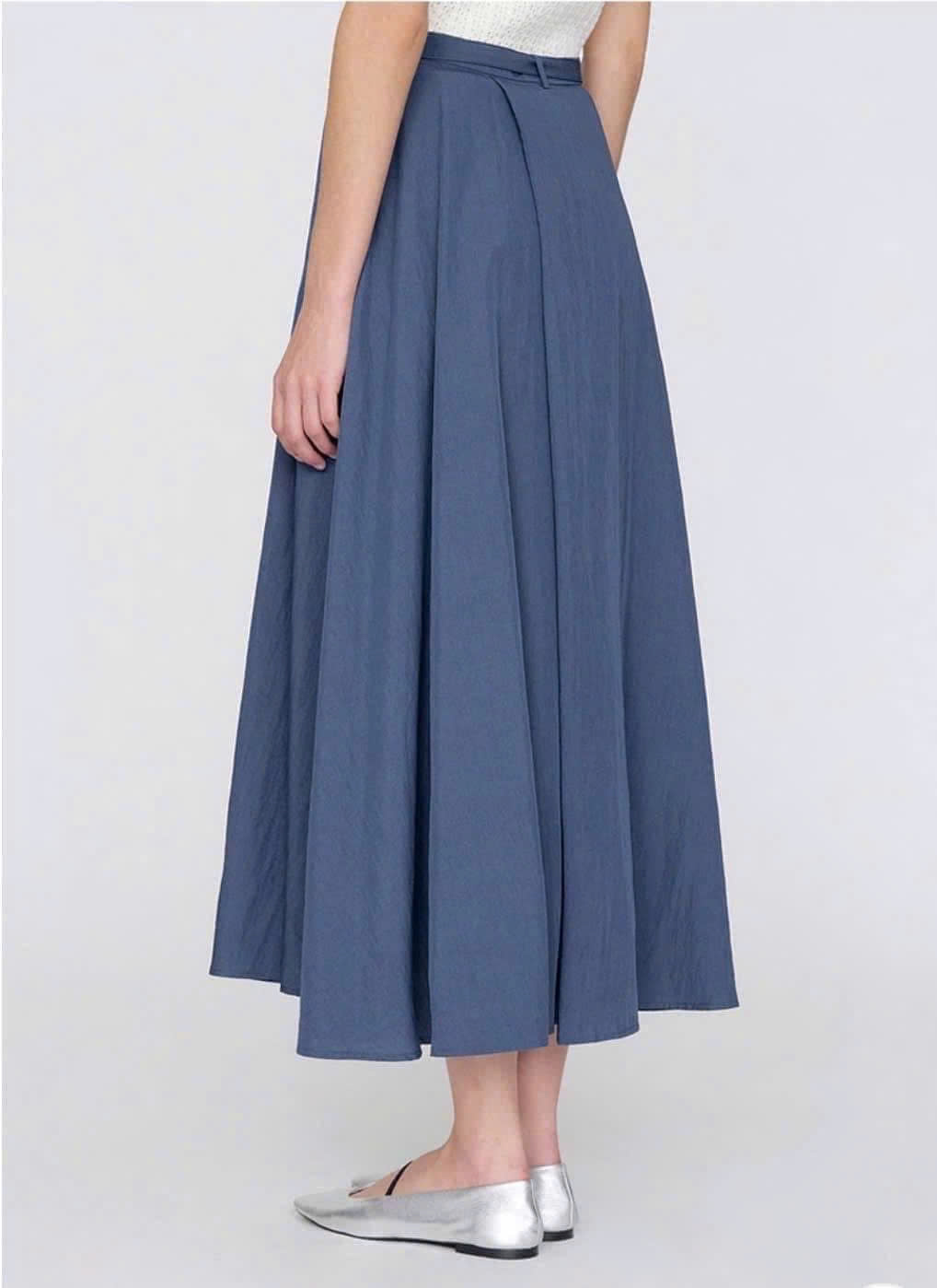 Chân váy midi, vải lụa rayon, dáng xòe, đính cúc hông, dây đai eo