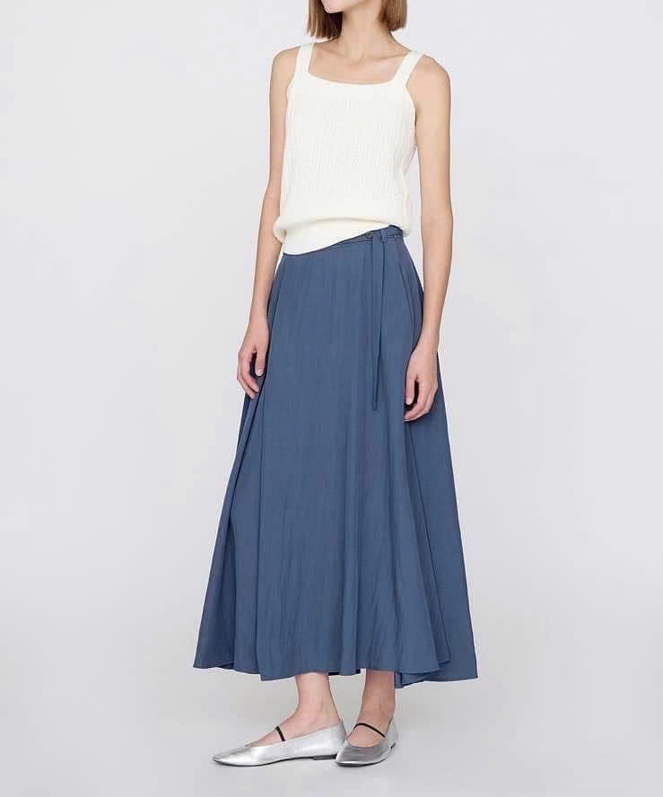 Chân váy midi, vải lụa rayon, dáng xòe, đính cúc hông, dây đai eo