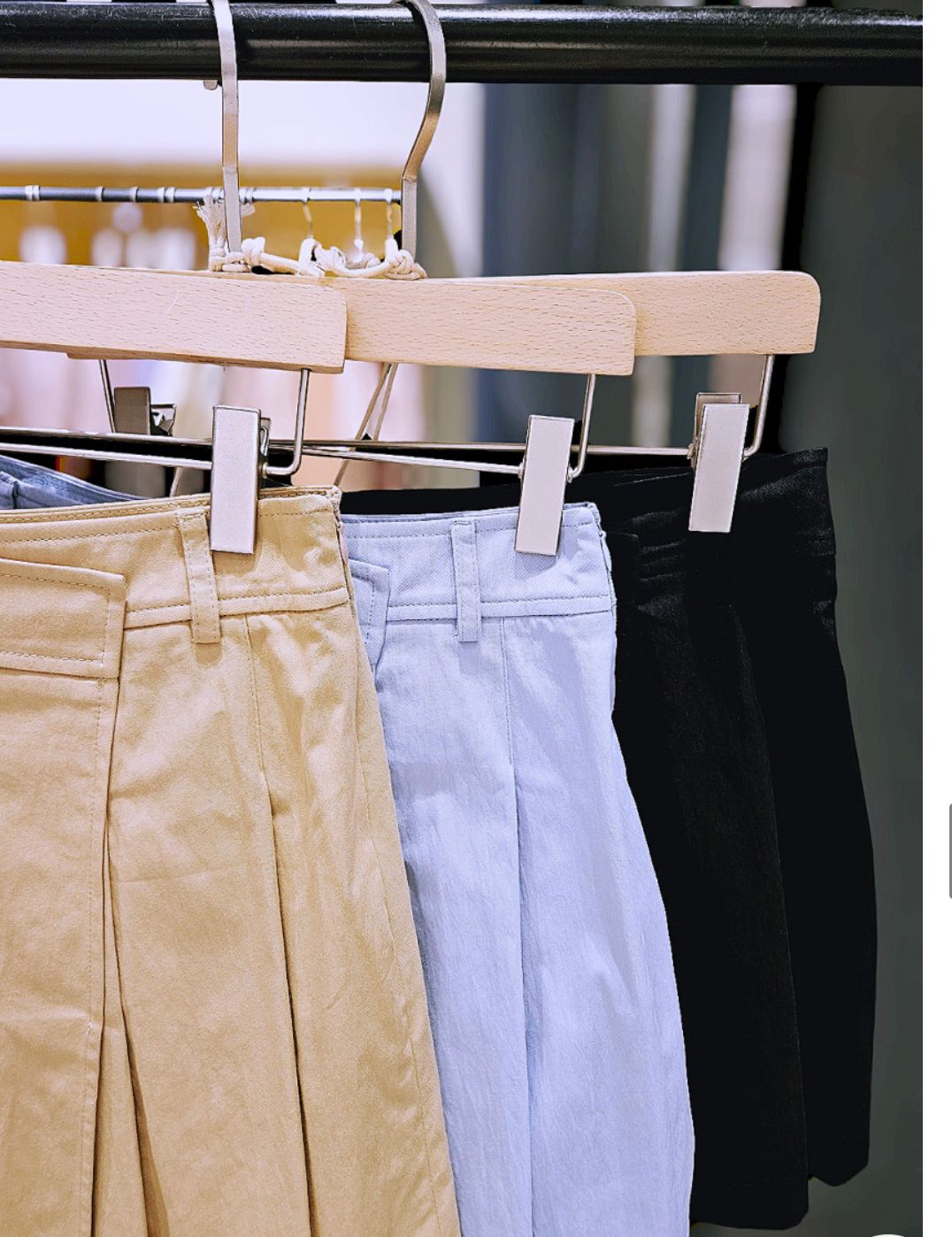 Chân váy xếp ly kaki, có đỉa, vạt lệch, dây đai