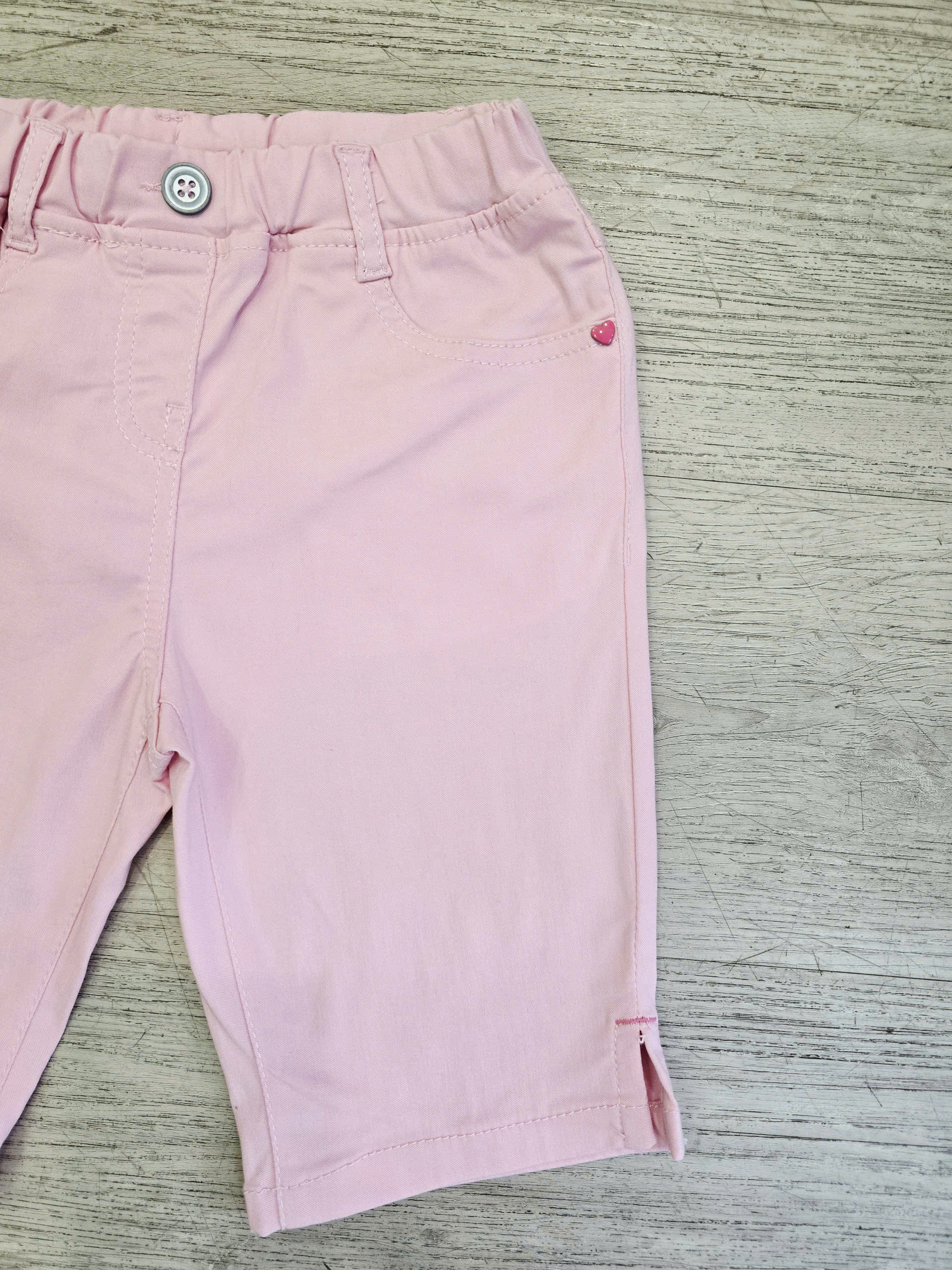 Quần Short Kid Kaki co dãn, túi 2 bên và đính trái tim mép túi
