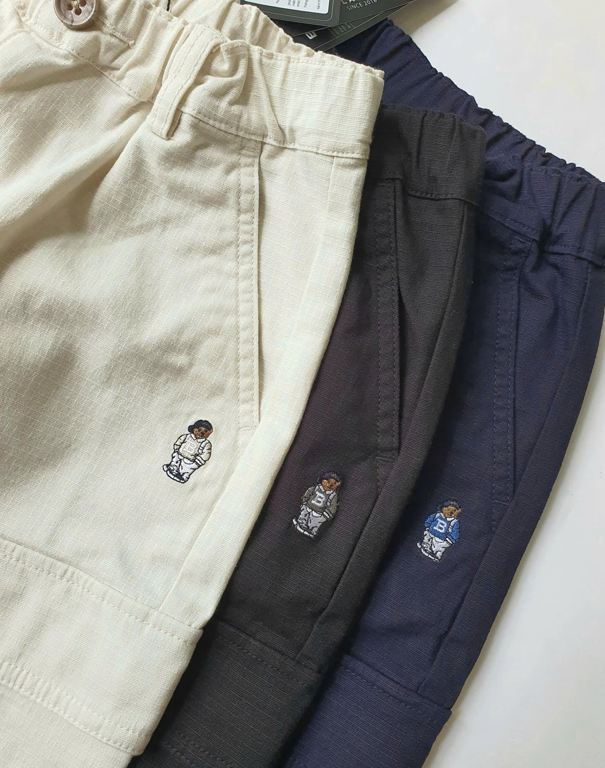 Quần kaki baggy beemon, 2 túi hộp thêu gấu teddy