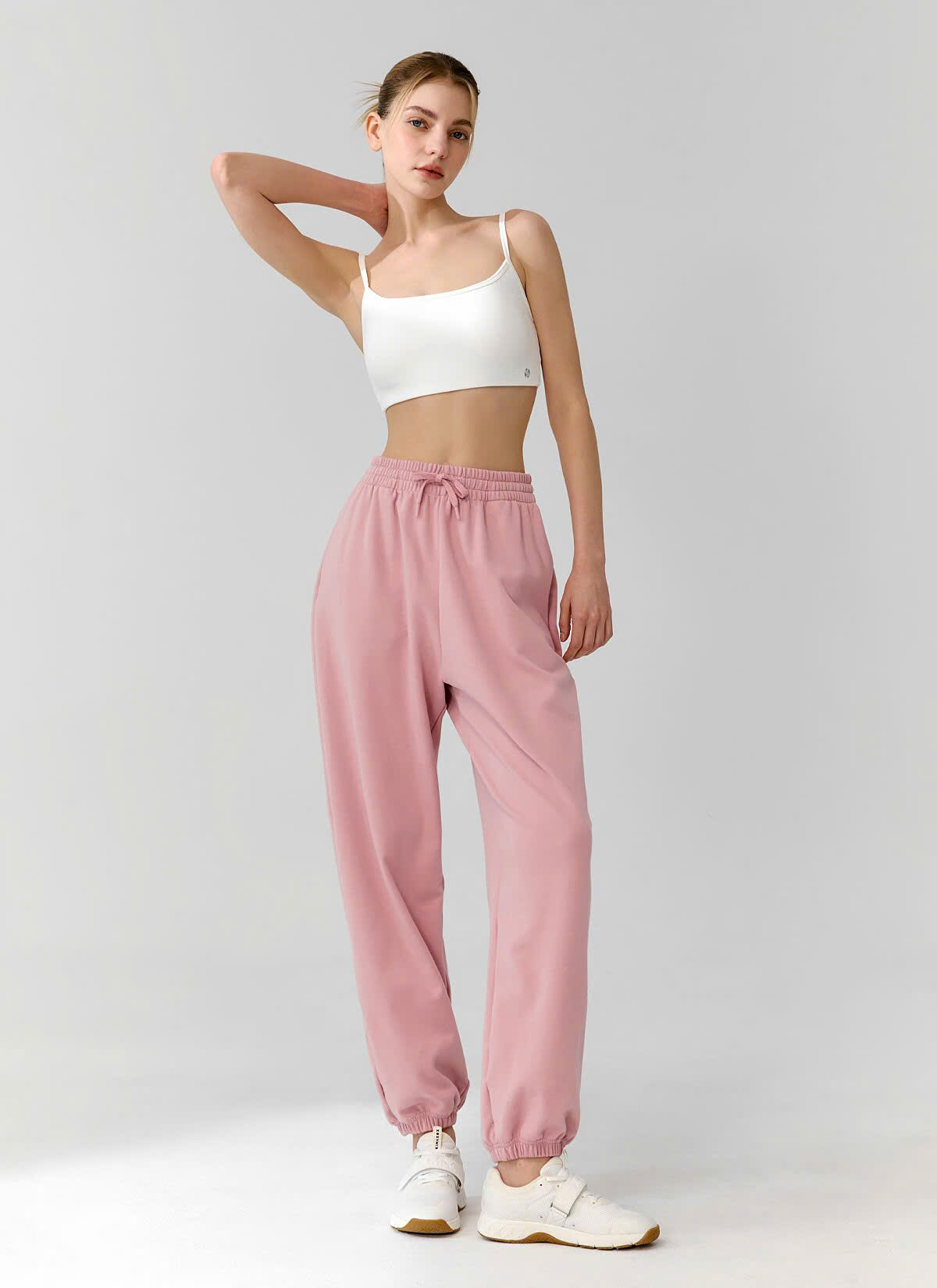 Quần nỉ da cá, cạp chun dây buộc, dáng jogger chữ in