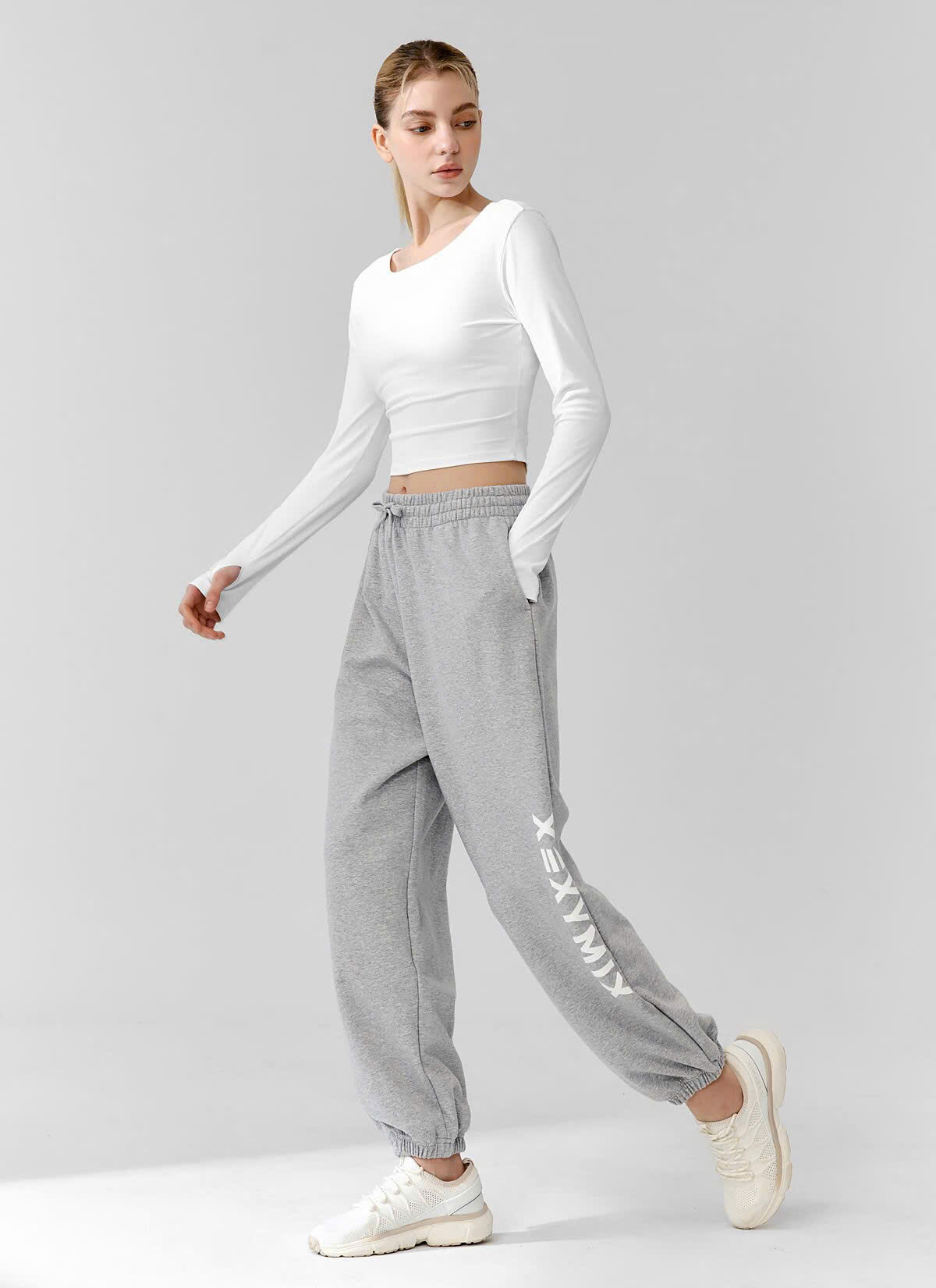 Quần nỉ da cá, cạp chun dây buộc, dáng jogger chữ in