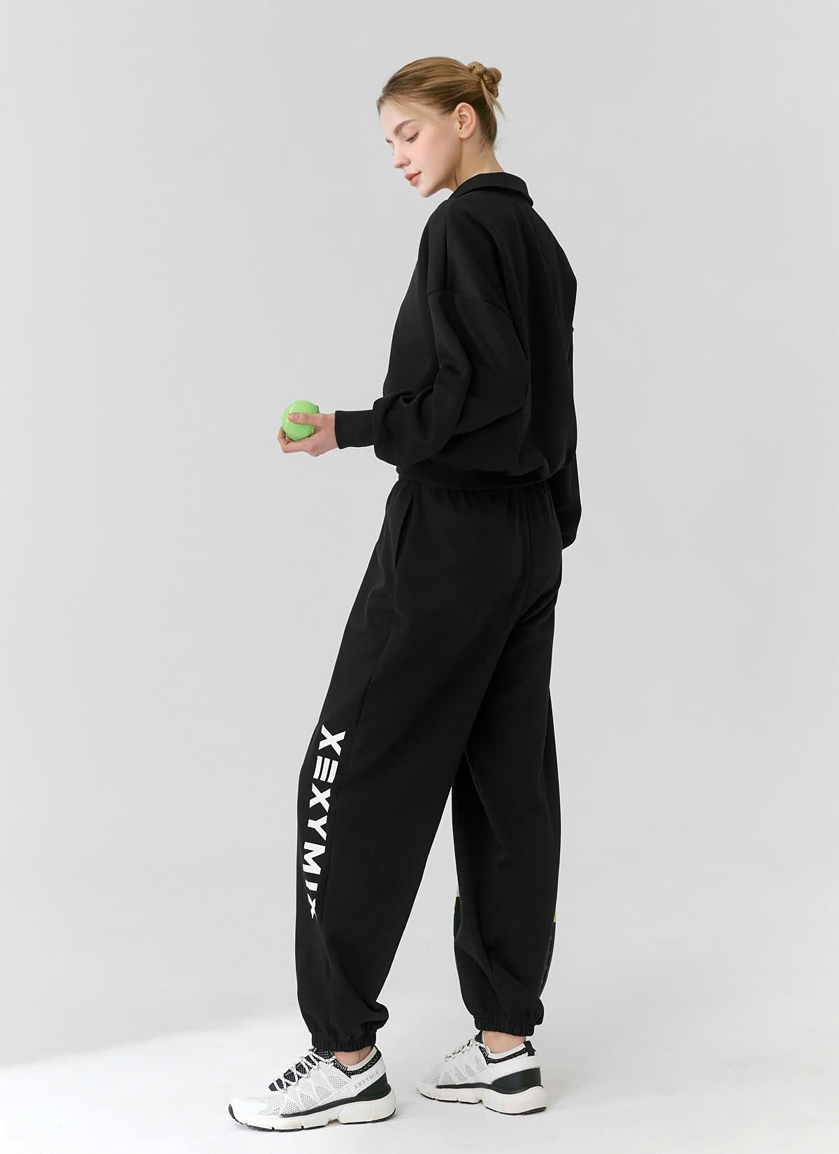 Quần nỉ da cá, cạp chun dây buộc, dáng jogger chữ in