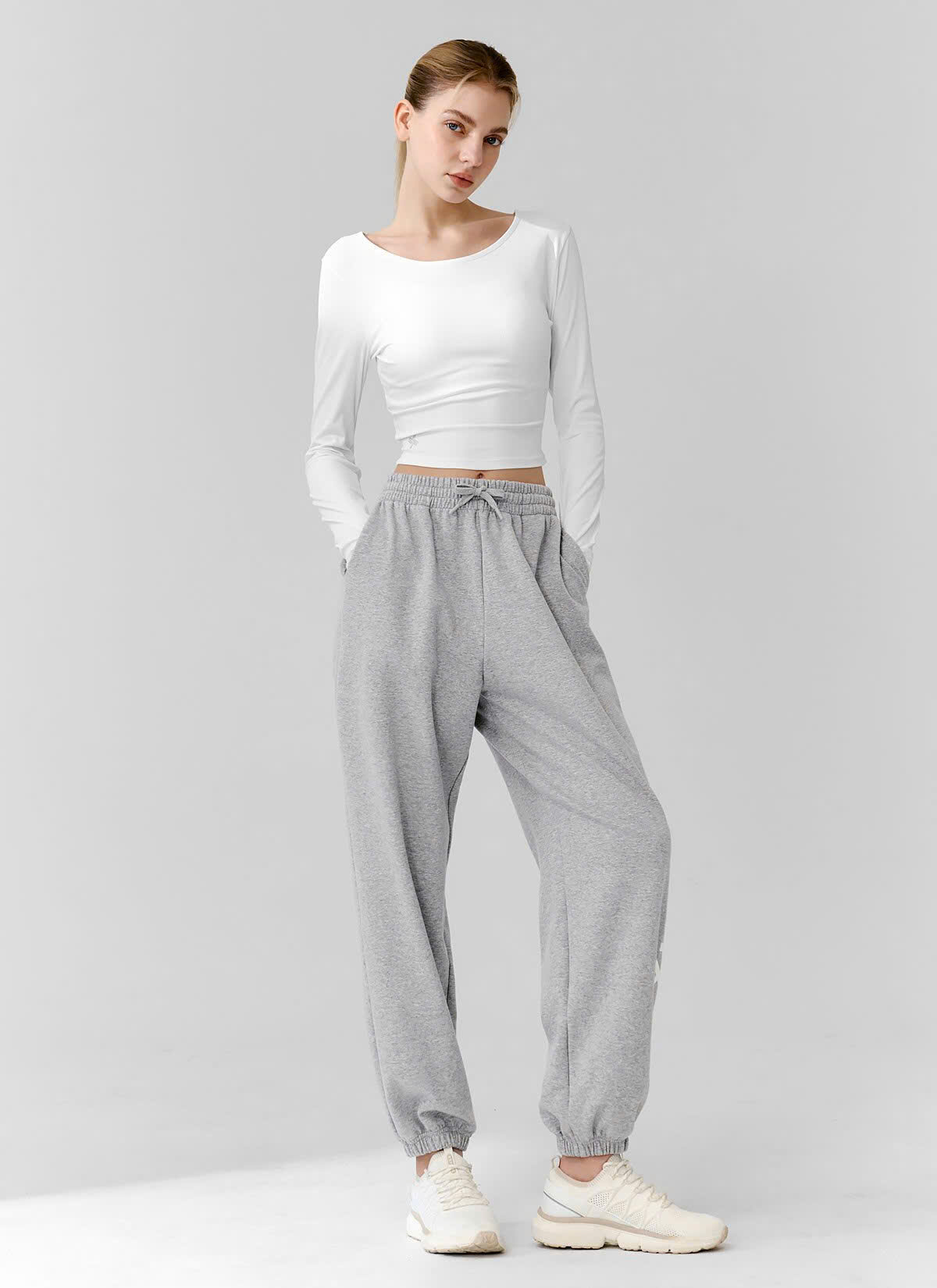 Quần nỉ da cá, cạp chun dây buộc, dáng jogger chữ in