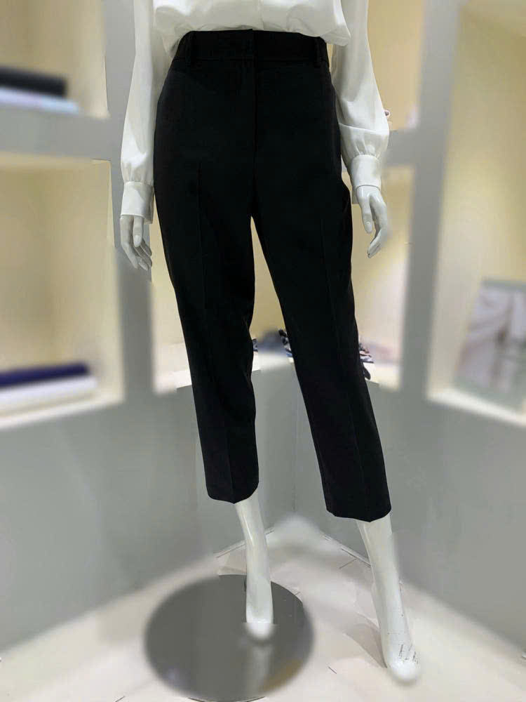 Quần ống đứng, cạp chun sau, may đỉa trước, 2 túi chéo giả