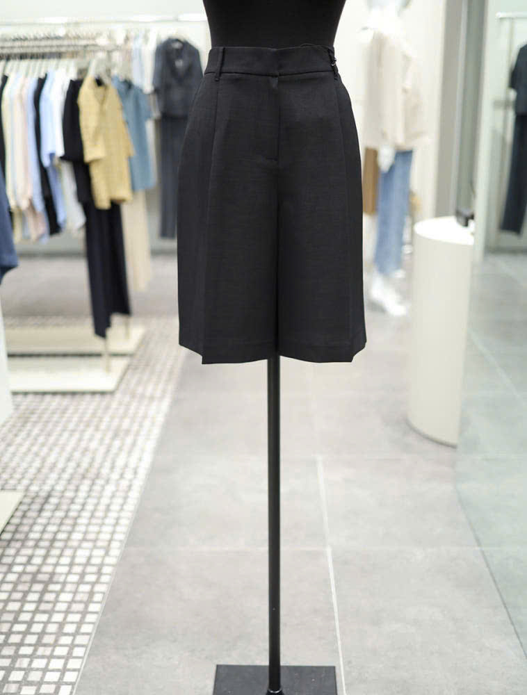 Quần short xếp 1 ly, cạp chun sau, 2 túi chéo
