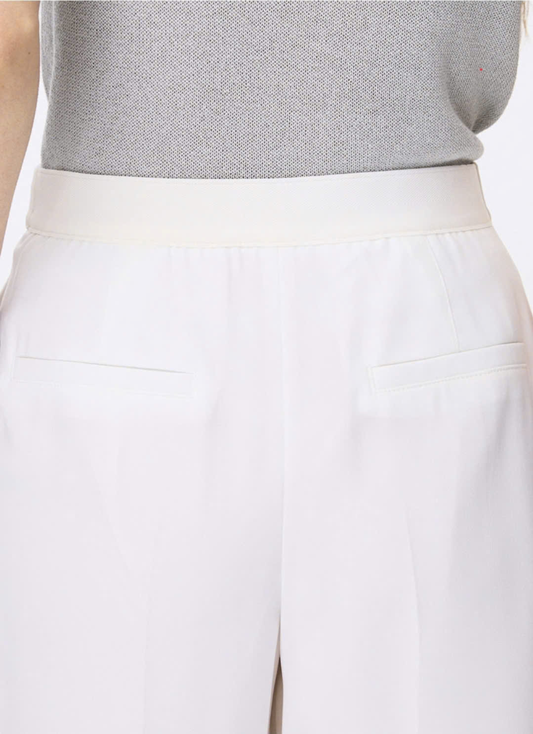 Quần short xếp 1 ly, cạp chun sau, 2 túi chéo