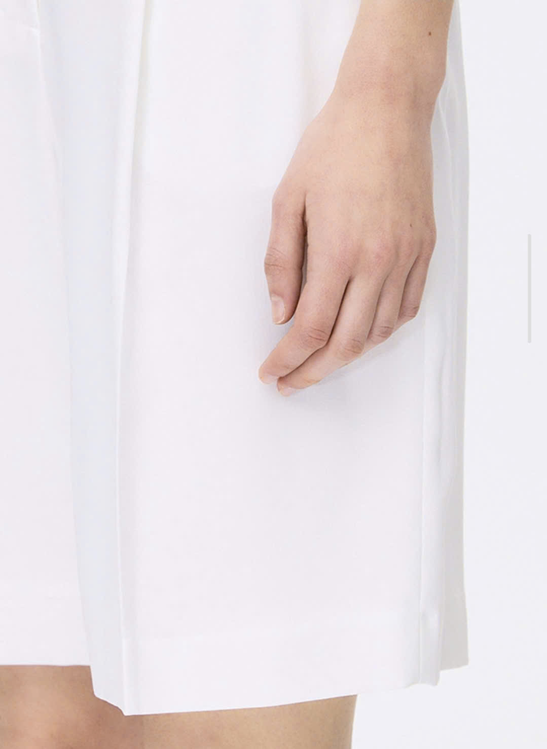 Quần short xếp 1 ly, cạp chun sau, 2 túi chéo