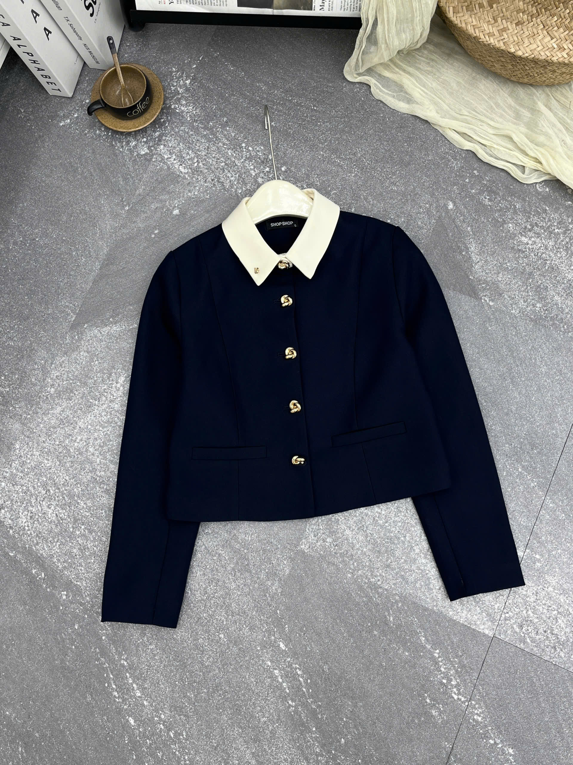AV235 Áo vest nữ cổ đức phối khuy vàng