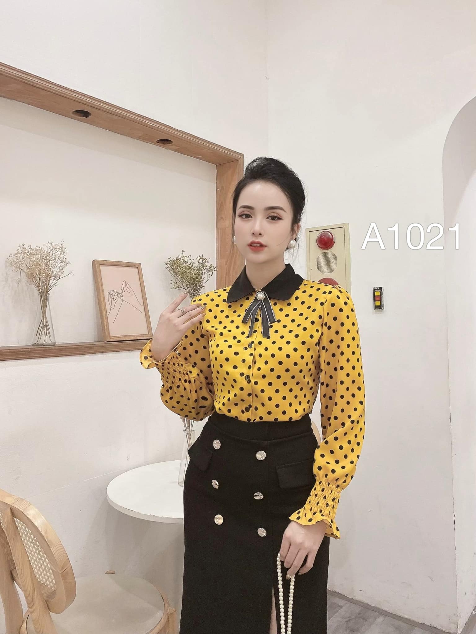 A1021 áo chấm bi cổ đen