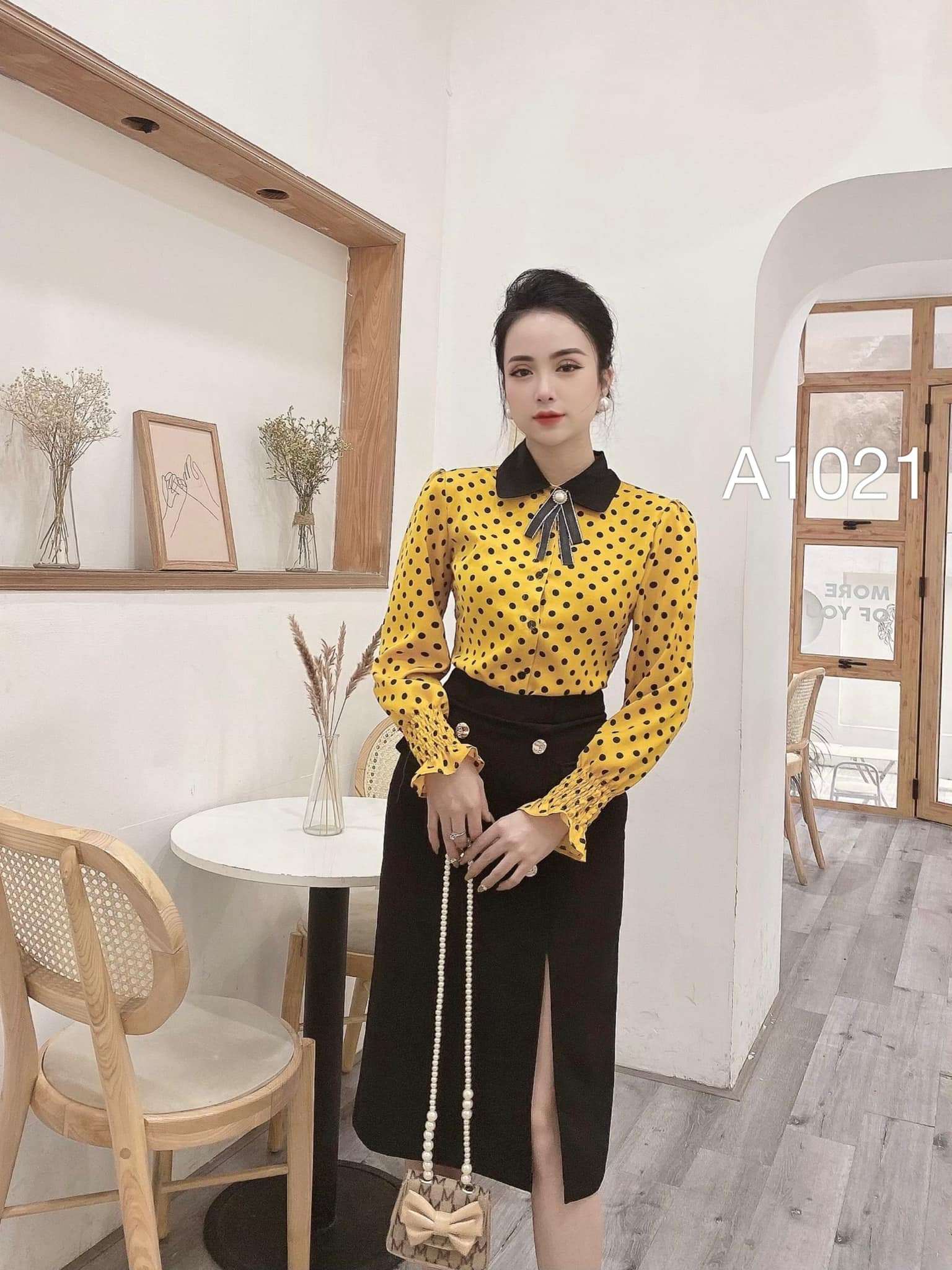 A1021 áo chấm bi cổ đen