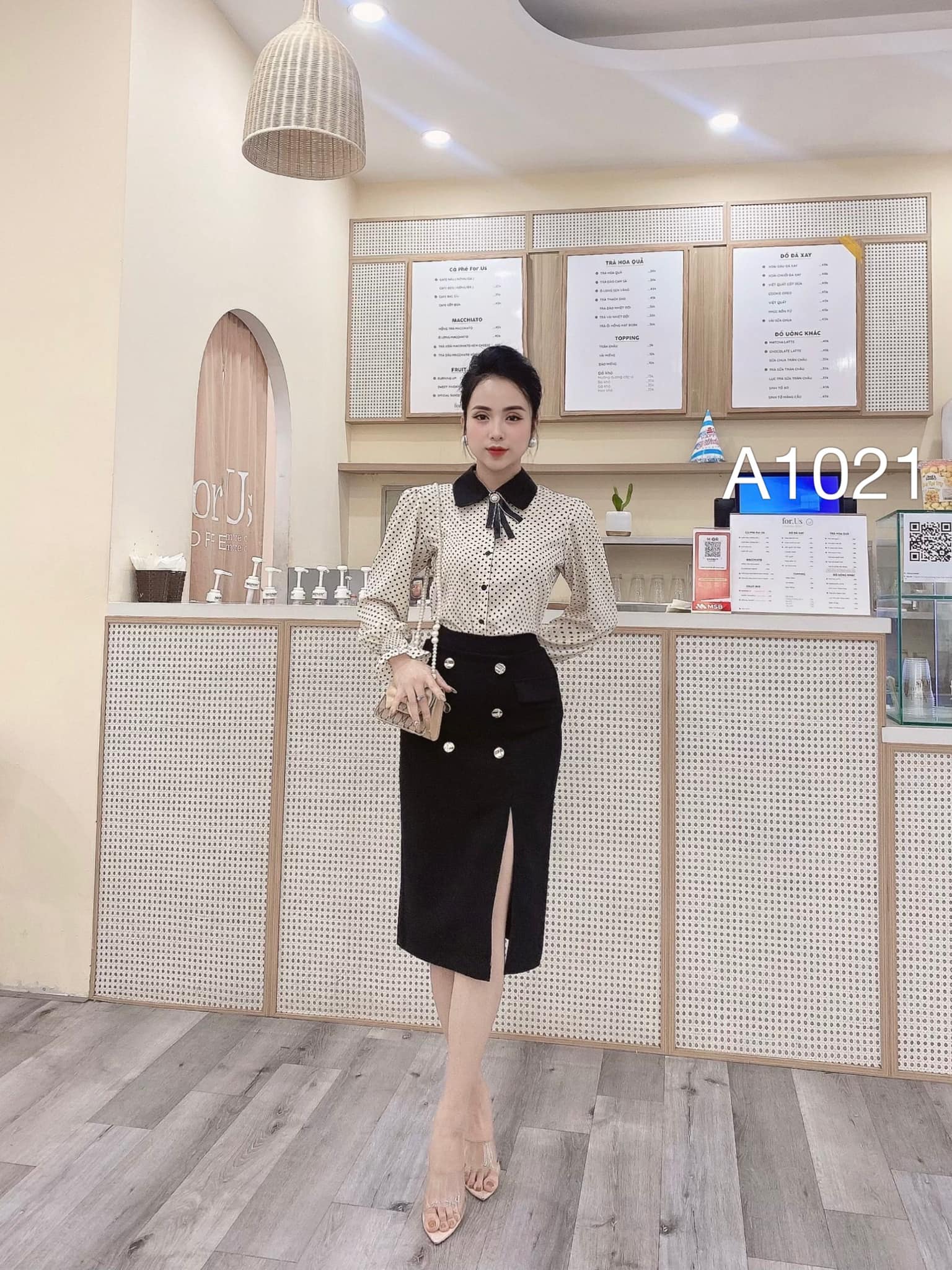 A1021 áo chấm bi cổ đen