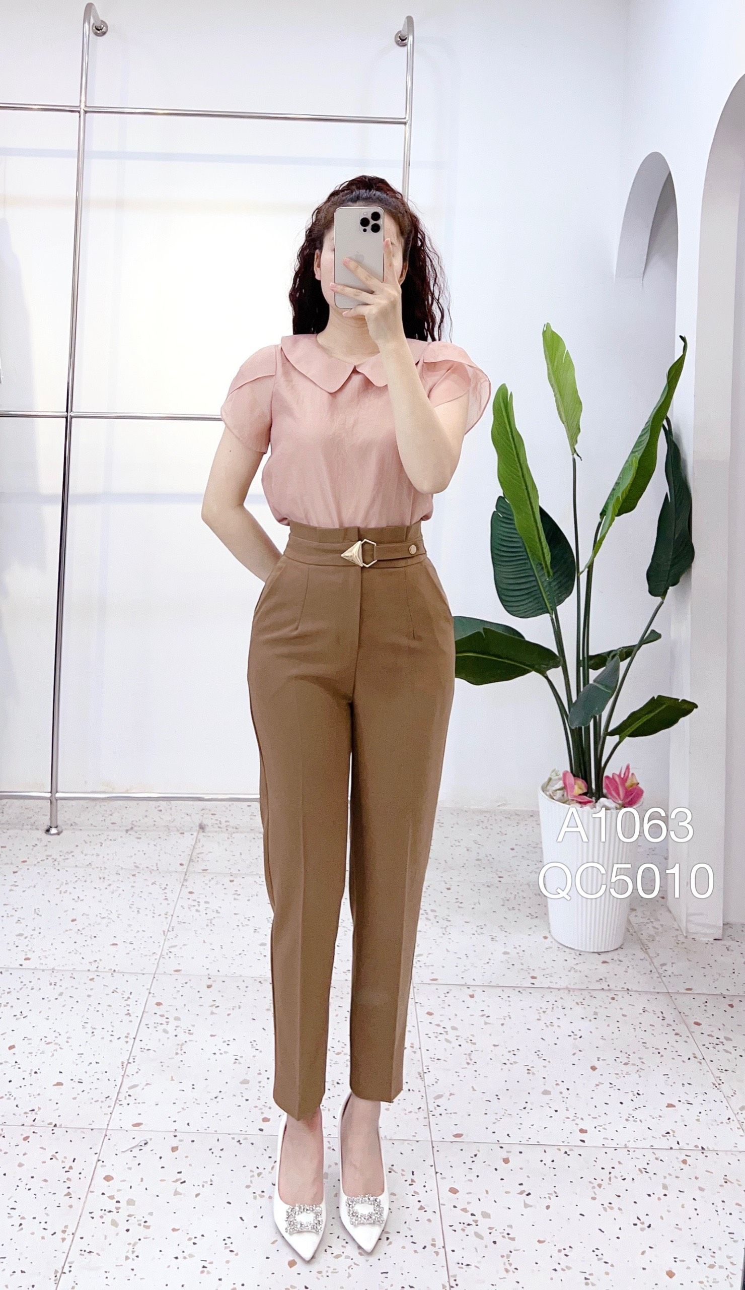 A1064  áo cổ nhọn tay xẻ