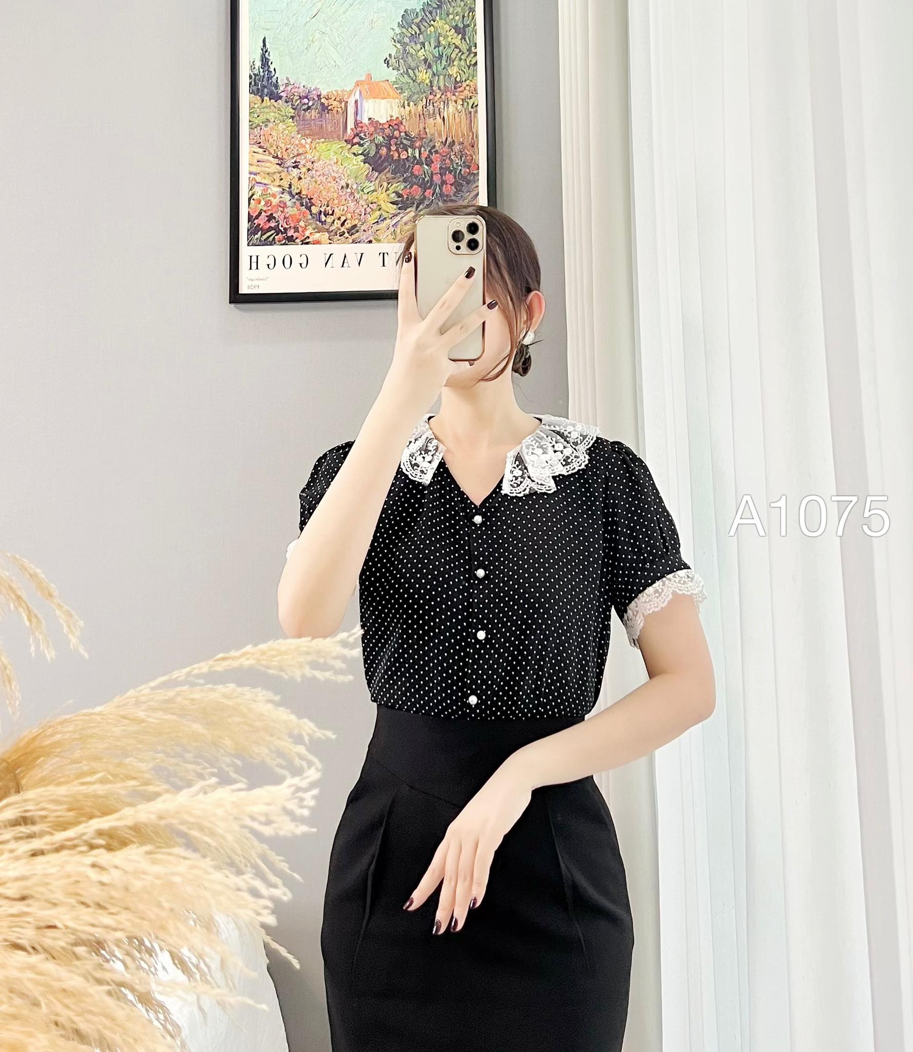 A1075 áo chấm bi cổ ren trắng