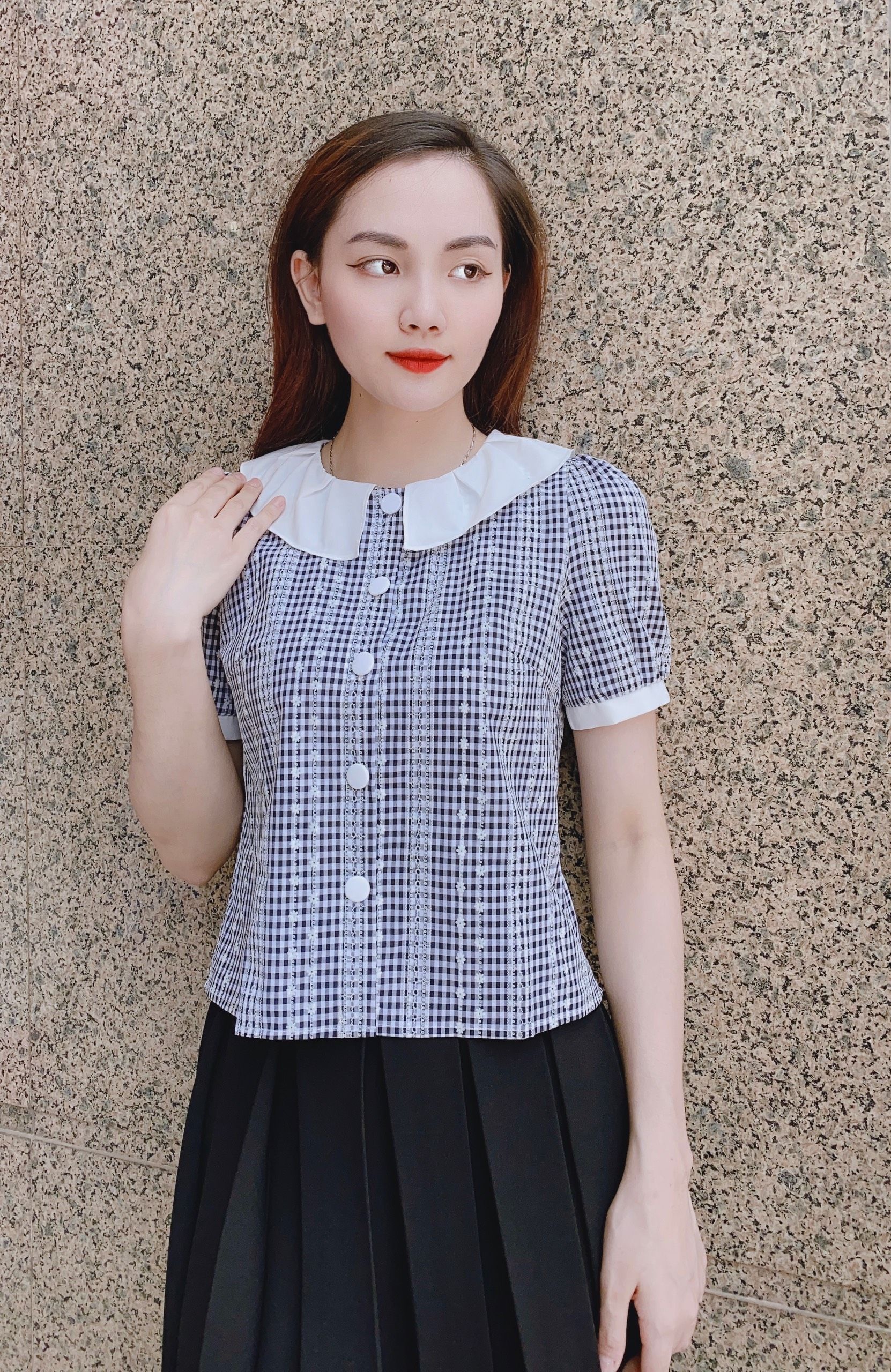 A1152 áo kẻ thêu cổ trắng