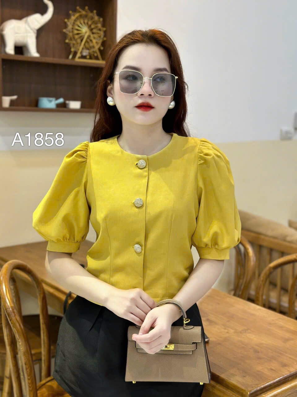 A1858 áo tay bồng cúc vàng