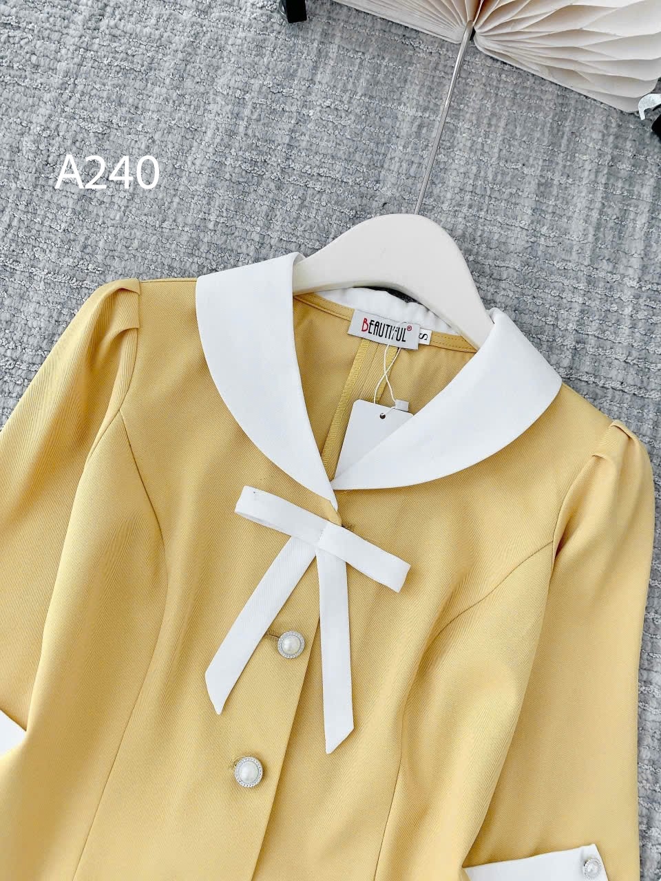 A240 Áo peplum cổ nơ trắng