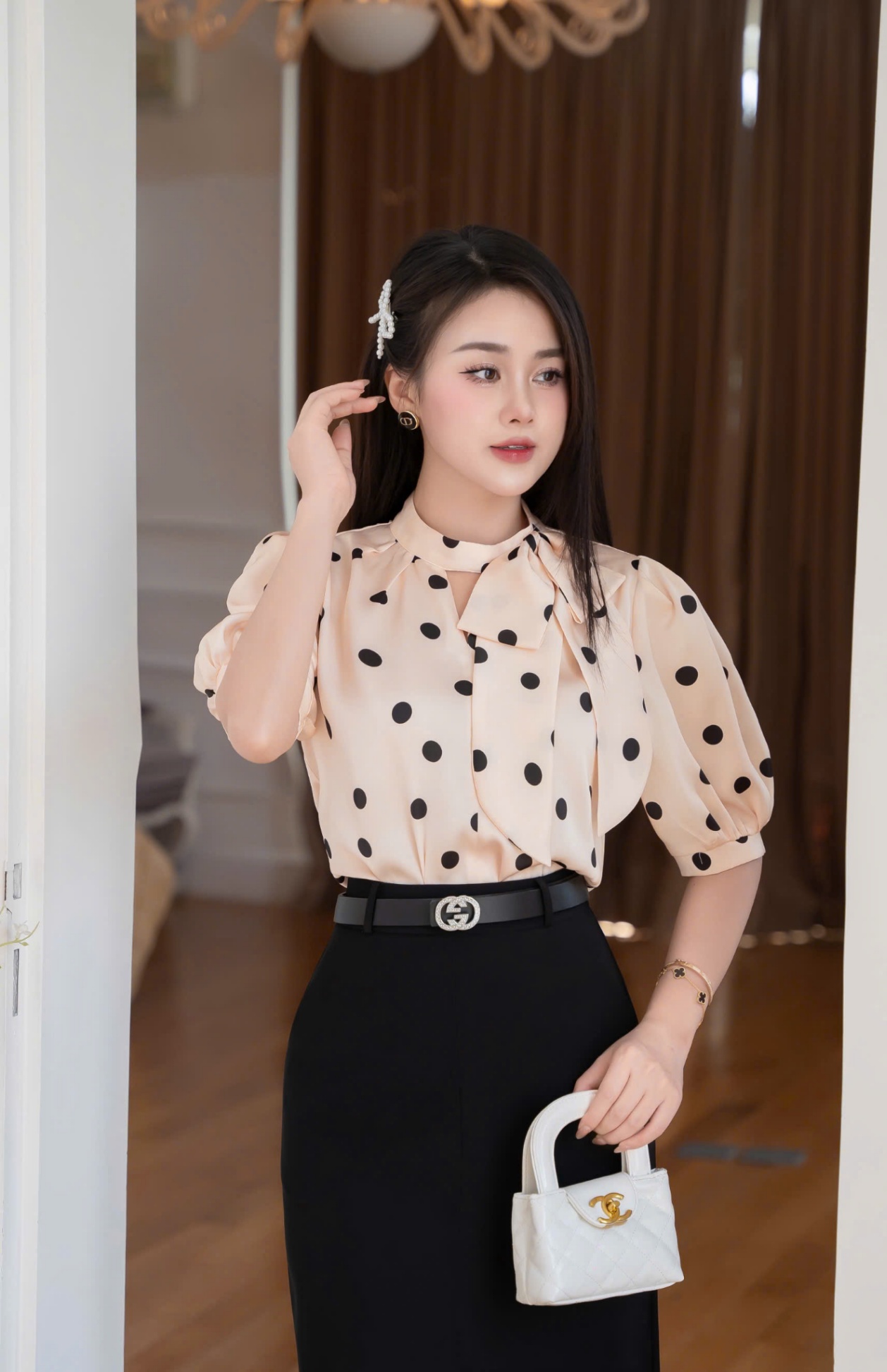 A128 Áo chấm bi tay cộc nơ lệch