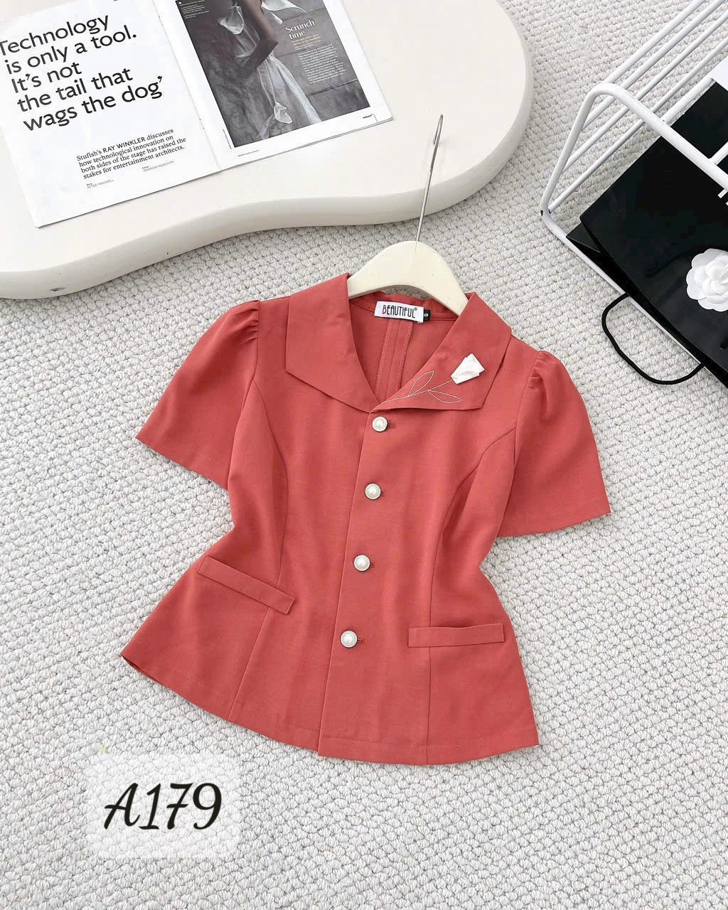 A179 Áo kí giả hoa ngực trắng