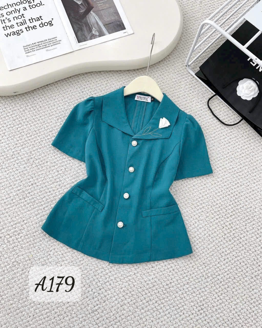 A179 Áo kí giả hoa ngực trắng