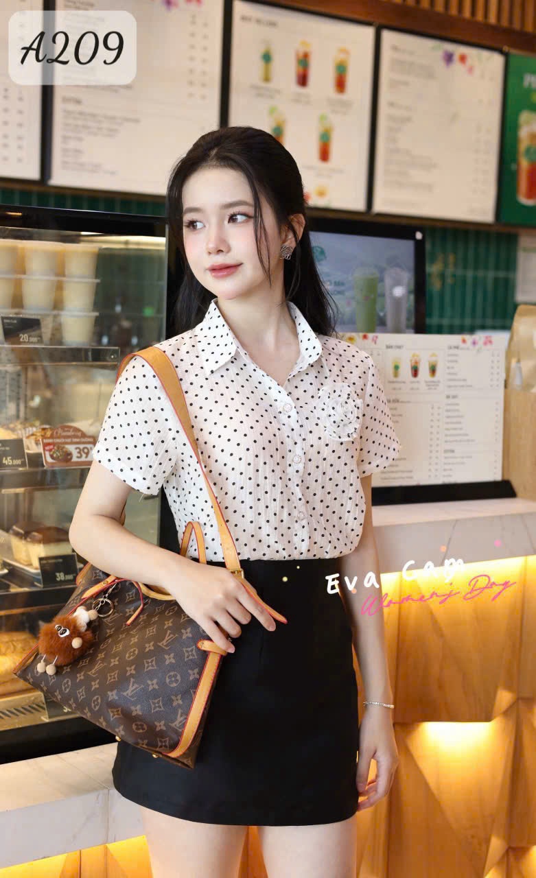 A209 Áo sơ mi chấm bi đính hoa