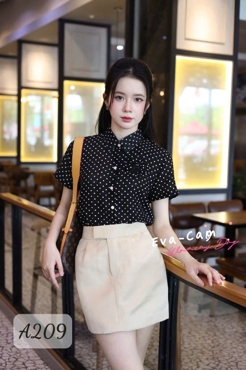 A209 Áo sơ mi chấm bi đính hoa