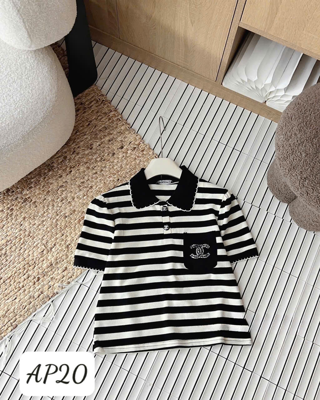 AP20 Áo phông cổ sen túi thêu Chanel