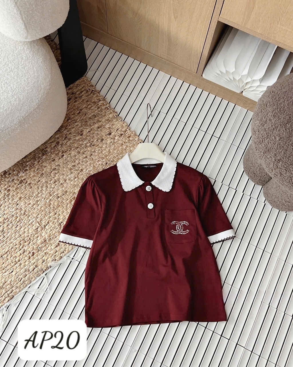 AP20 Áo phông cổ sen túi thêu Chanel