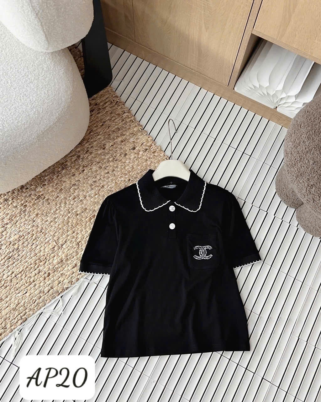 AP20 Áo phông cổ sen túi thêu Chanel
