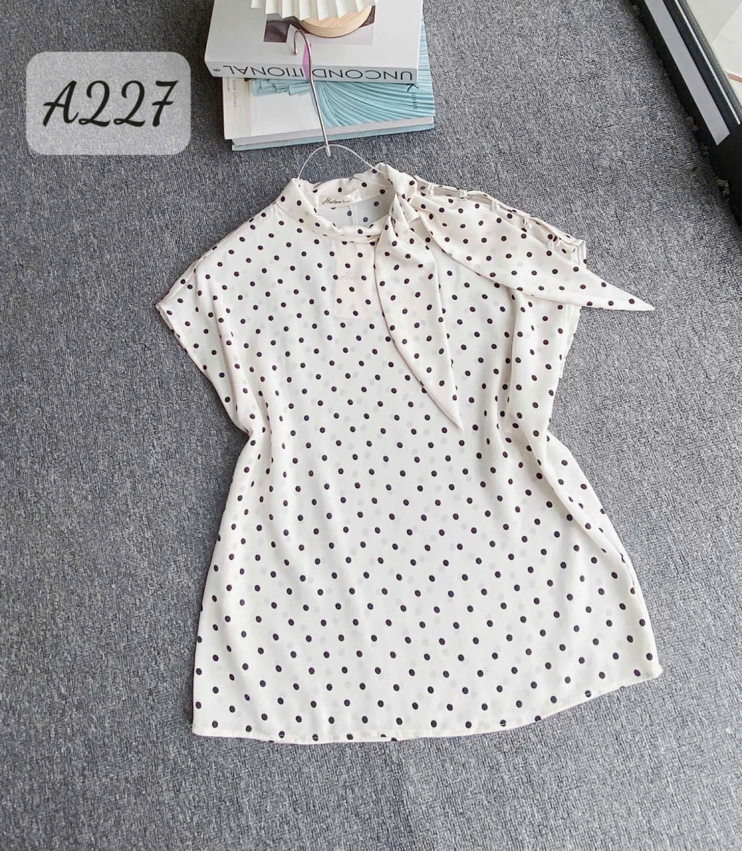 A227 Áo sơ mi chấm bi nơ lệch