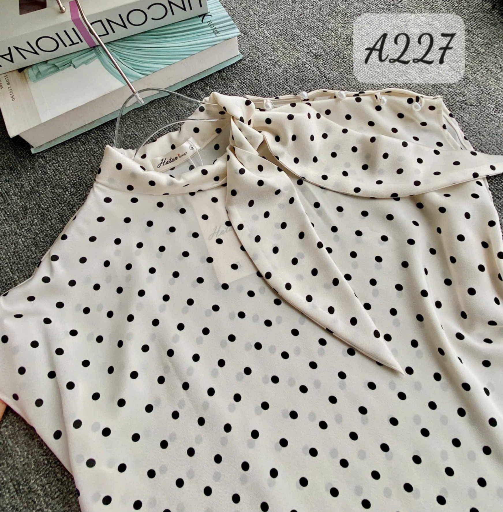 A227 Áo sơ mi chấm bi nơ lệch