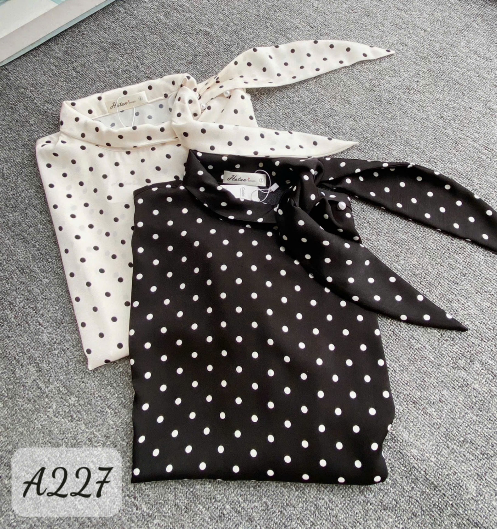 A227 Áo sơ mi chấm bi nơ lệch