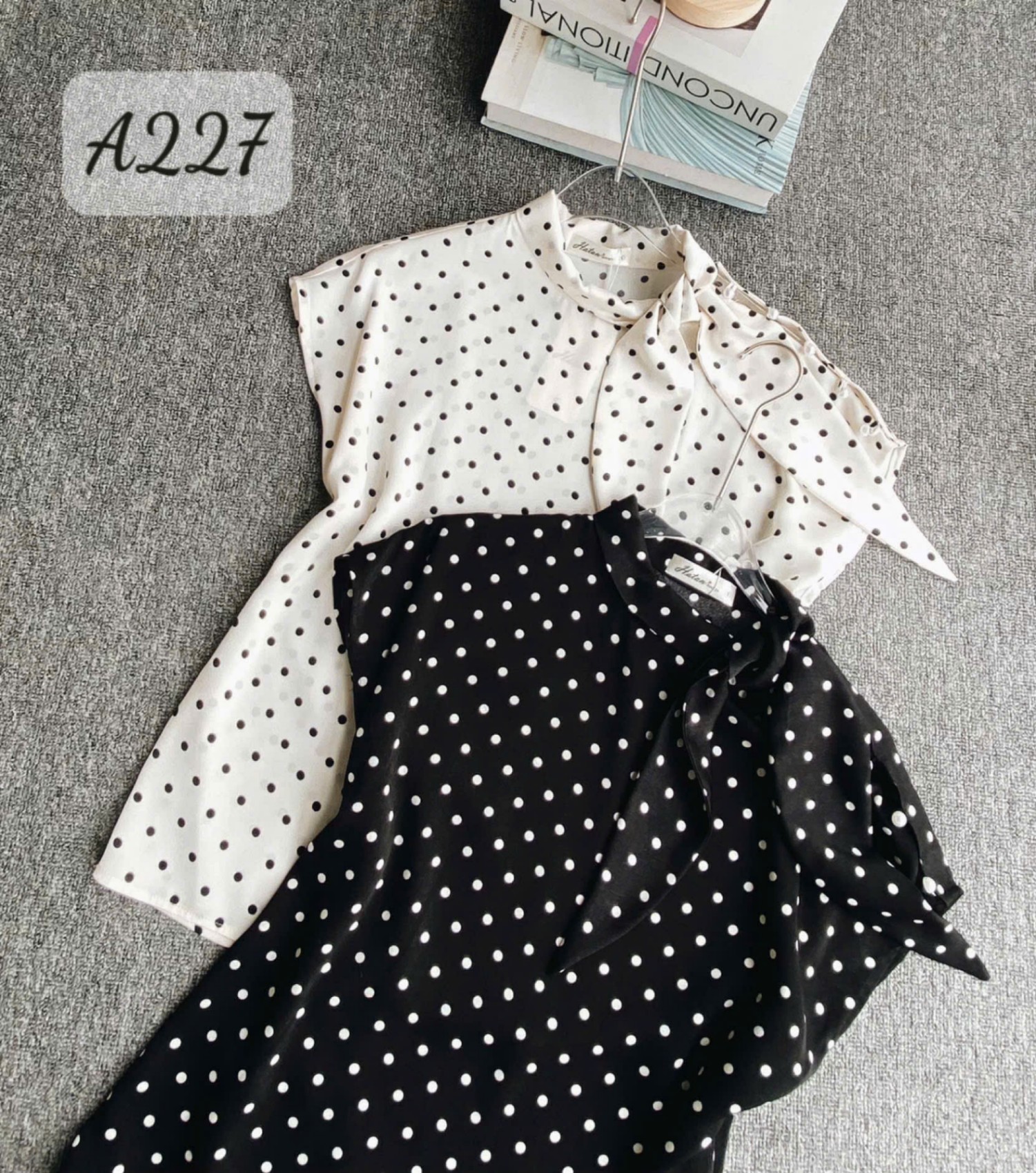 A227 Áo sơ mi chấm bi nơ lệch